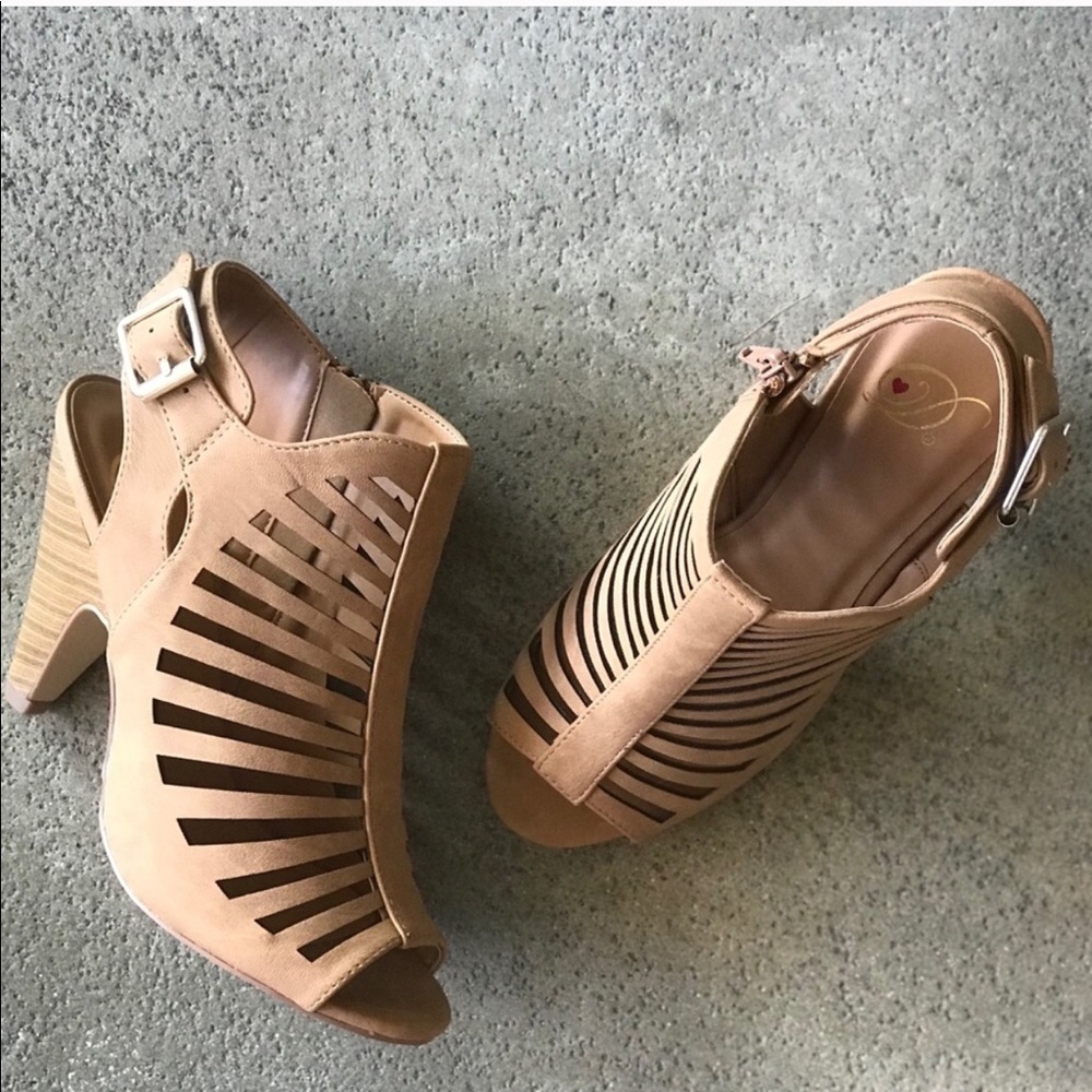 Delicious Shaky Tan Strappy Pyramid Heel Sandal - Picture 5 of 7